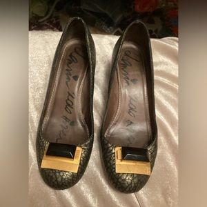 Lanvin 2010 vintage pumps with large metal accent Sz 38.5 Made in Italy